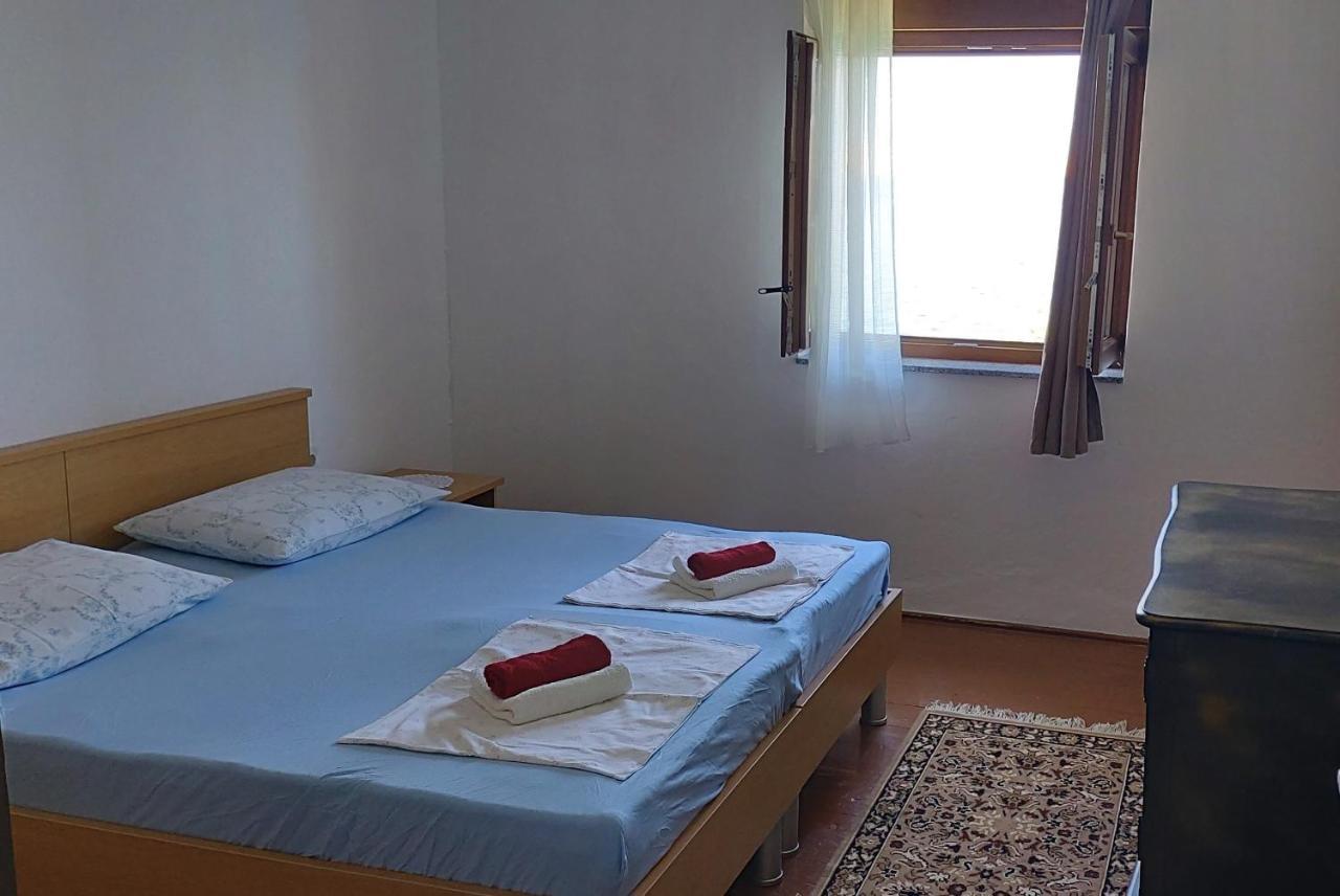 Apartmani Ana Karlobag Exterior photo