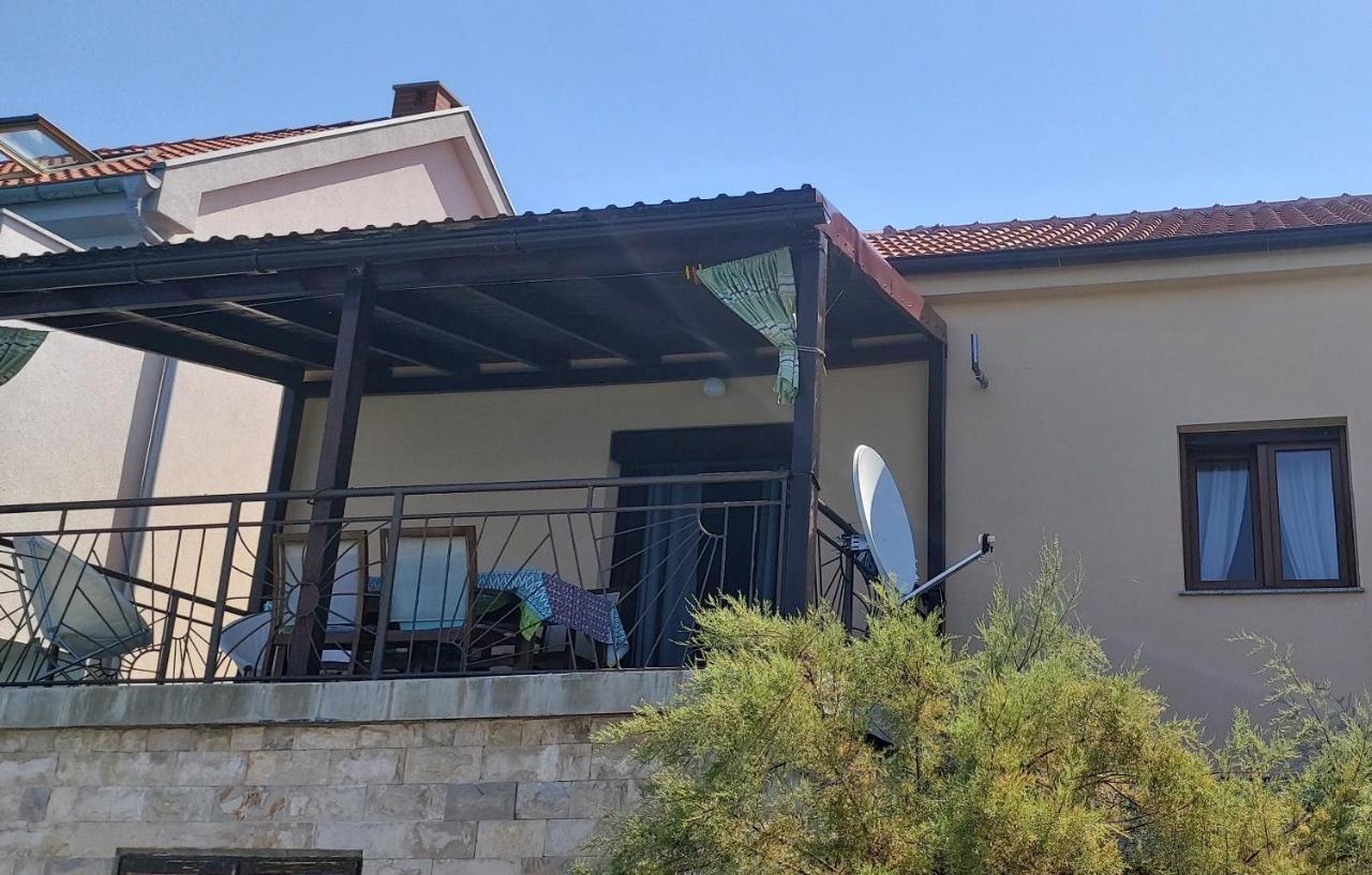 Apartmani Ana Karlobag Exterior photo