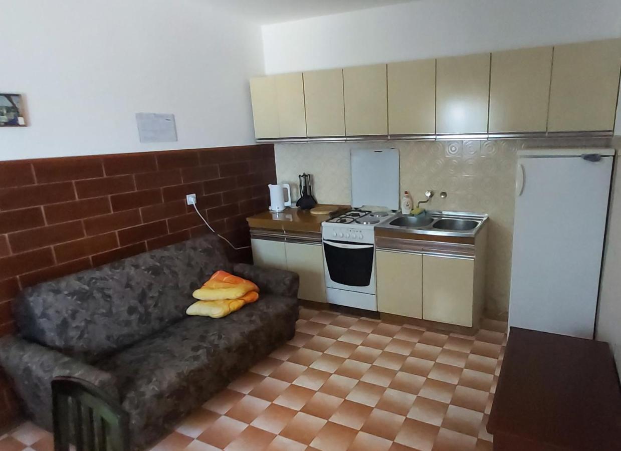 Apartmani Ana Karlobag Exterior photo